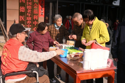 银发摊主上线!福州冬日集市藏着最暖烟火气 银发摊主上线!福州冬日集市藏着最暖烟火气