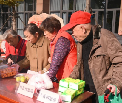 银发摊主上线!福州冬日集市藏着最暖烟火气 银发摊主上线!福州冬日集市藏着最暖烟火气