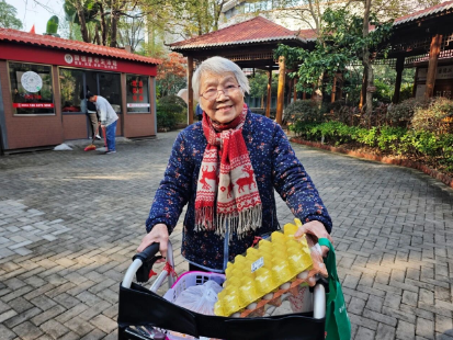 银发摊主上线!福州冬日集市藏着最暖烟火气 银发摊主上线!福州冬日集市藏着最暖烟火气