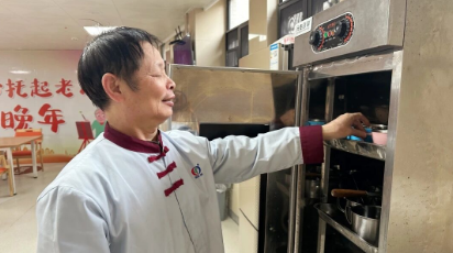 三位长者联名为楼层失智老人给护理员授旗! 三位长者联名为楼层失智老人给护理员授旗!