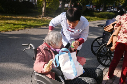 护理员曹祝凤：“自己心里有阳光，才能把温暖带给长者呀！”