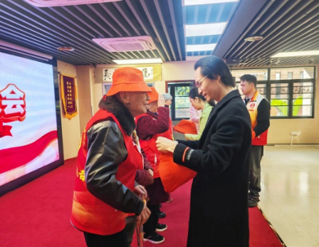 银龄映初心 志愿暖家园——国德两院2025年度志愿者表彰大会温情落幕