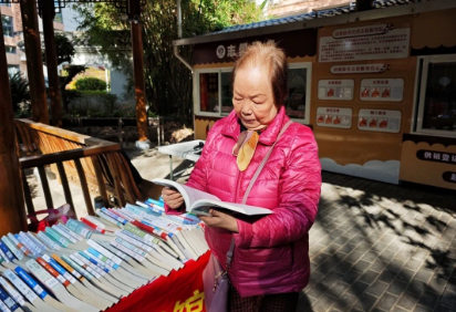 养老不“躺平”！国德用书香给晚年“充电”！