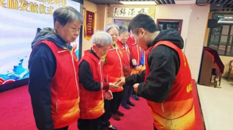 您好，我们是银杏百福国德长者志愿队，平均年龄83岁