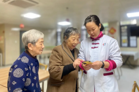 群聊里的养老图鉴：国德的温暖，藏在每一条留言里