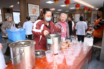 童趣邂逅拗九佳节，粥香与孝心共暖长者时光