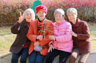 春归国德|一根树枝 + 几朵小花,拼出长辈的春日欢喜 春归国德|一根树枝 + 几朵小花,拼出长辈的春日欢喜