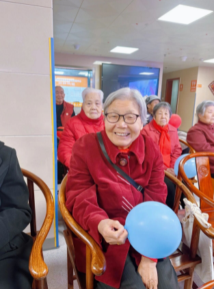 白发映春色丨岁月不败温柔，快乐永不退休！