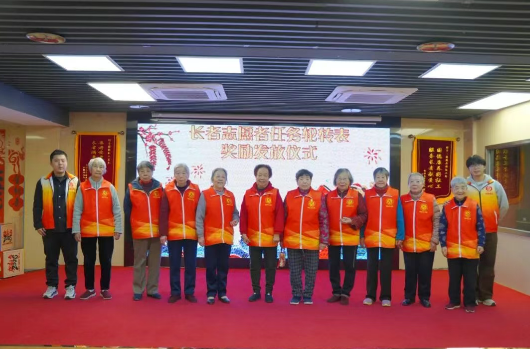 红袜传情,中外同心|国德长者志愿者总结会藏着跨洋暖意 红袜传情,中外同心|国德长者志愿者总结会藏着跨洋暖意