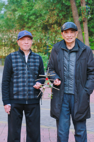 春归国德|一根树枝 + 几朵小花,拼出长辈的春日欢喜 春归国德|一根树枝 + 几朵小花,拼出长辈的春日欢喜