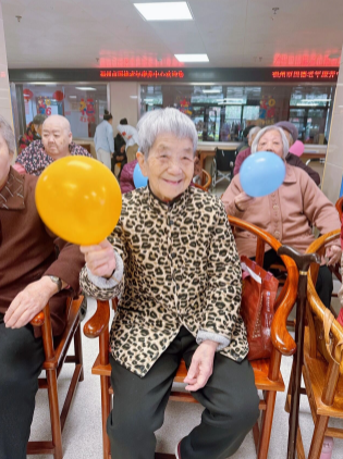 白发映春色丨岁月不败温柔，快乐永不退休！