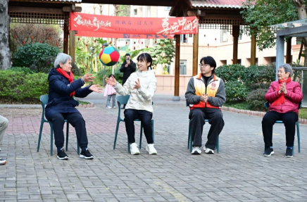 “最快女护士”张水华来国德老年康养中心陪爷爷奶奶过小年！