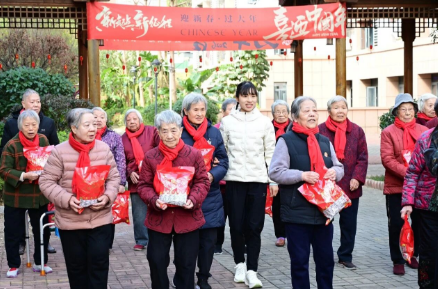 “最快女护士”张水华来国德老年康养中心陪爷爷奶奶过小年！
