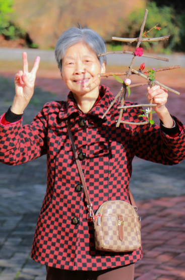 春归国德|一根树枝 + 几朵小花,拼出长辈的春日欢喜 春归国德|一根树枝 + 几朵小花,拼出长辈的春日欢喜