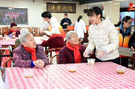 “最快女护士”张水华来国德老年康养中心陪爷爷奶奶过小年！