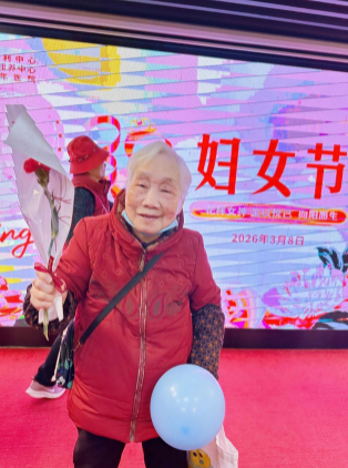 白发映春色丨岁月不败温柔，快乐永不退休！