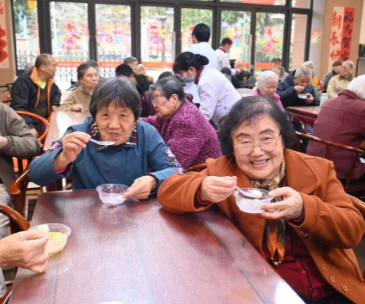 马年闹元宵｜国德“夕阳天团”C位走秀，中外碰撞解锁节日新花样