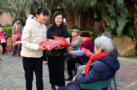 “最快女护士”张水华来国德老年康养中心陪爷爷奶奶过小年！