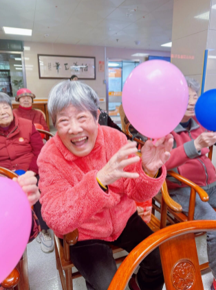 白发映春色丨岁月不败温柔，快乐永不退休！