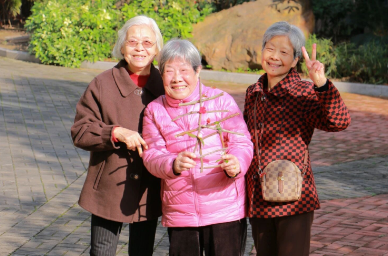 春归国德|一根树枝 + 几朵小花,拼出长辈的春日欢喜 春归国德|一根树枝 + 几朵小花,拼出长辈的春日欢喜