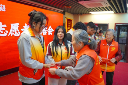 红袜传情,中外同心|国德长者志愿者总结会藏着跨洋暖意 红袜传情,中外同心|国德长者志愿者总结会藏着跨洋暖意