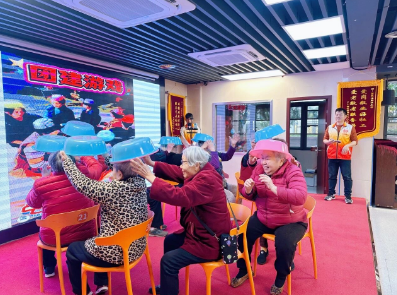 白发映春色丨岁月不败温柔，快乐永不退休！