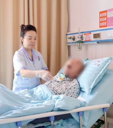 三月春风暖国德，巾帼芳华绽光芒 —— 致敬守护长者的 “她” 力量