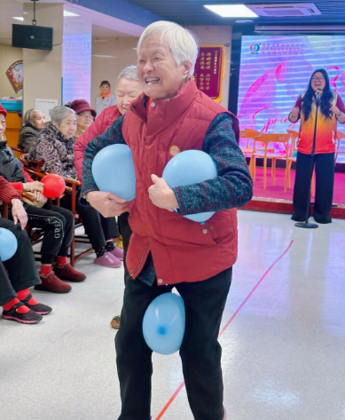 白发映春色丨岁月不败温柔，快乐永不退休！