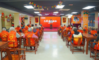 红袜传情，中外同心｜国德长者志愿者总结会藏着跨洋暖意