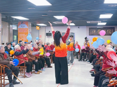 白发映春色丨岁月不败温柔，快乐永不退休！