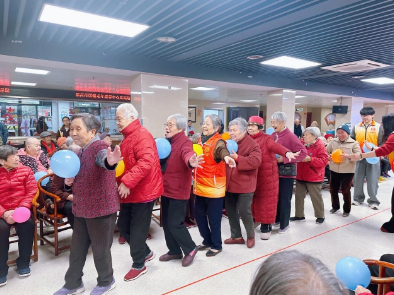 白发映春色丨岁月不败温柔，快乐永不退休！