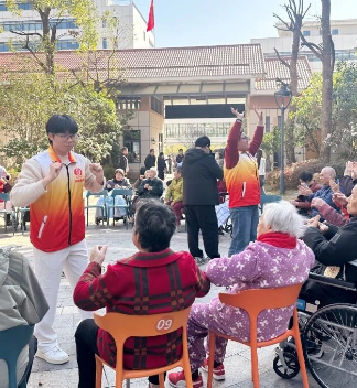 沐浴春光，微风拂面，让我们一起来感受户外的春天