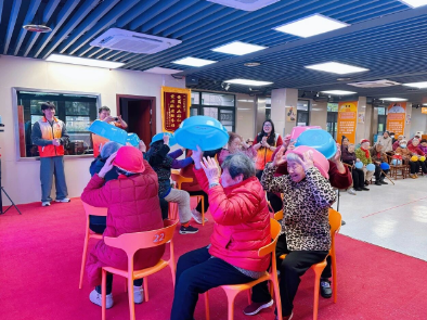 白发映春色丨岁月不败温柔，快乐永不退休！