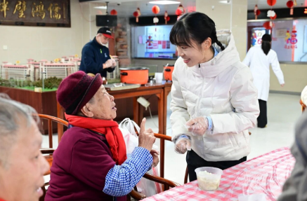 “最快女护士”张水华来国德老年康养中心陪爷爷奶奶过小年！