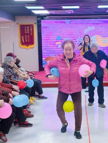 白发映春色丨岁月不败温柔，快乐永不退休！