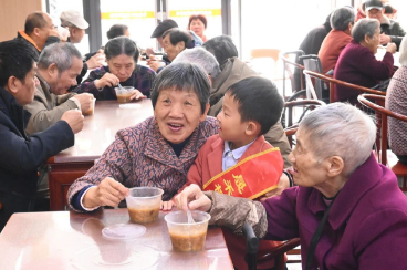 童趣邂逅拗九佳节，粥香与孝心共暖长者时光