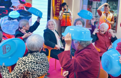 白发映春色丨岁月不败温柔，快乐永不退休！