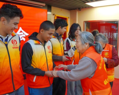 红袜传情,中外同心|国德长者志愿者总结会藏着跨洋暖意 红袜传情,中外同心|国德长者志愿者总结会藏着跨洋暖意