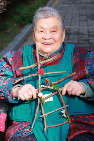 春归国德|一根树枝 + 几朵小花,拼出长辈的春日欢喜 春归国德|一根树枝 + 几朵小花,拼出长辈的春日欢喜