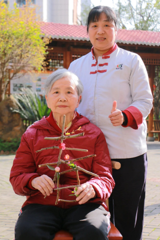 春归国德|一根树枝 + 几朵小花,拼出长辈的春日欢喜 春归国德|一根树枝 + 几朵小花,拼出长辈的春日欢喜