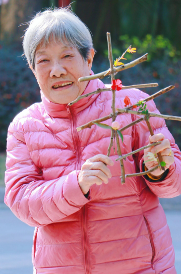 春归国德|一根树枝 + 几朵小花,拼出长辈的春日欢喜 春归国德|一根树枝 + 几朵小花,拼出长辈的春日欢喜