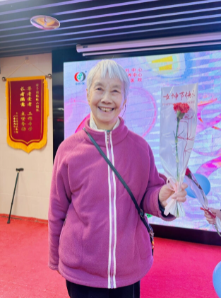 白发映春色丨岁月不败温柔，快乐永不退休！