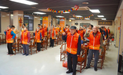 红袜传情,中外同心|国德长者志愿者总结会藏着跨洋暖意 红袜传情,中外同心|国德长者志愿者总结会藏着跨洋暖意