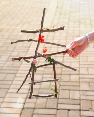 春归国德|一根树枝 + 几朵小花,拼出长辈的春日欢喜 春归国德|一根树枝 + 几朵小花,拼出长辈的春日欢喜