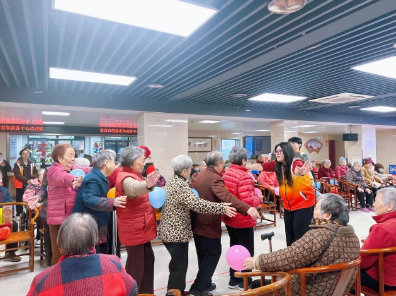 白发映春色丨岁月不败温柔，快乐永不退休！