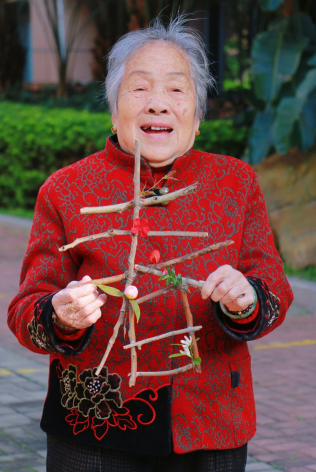 春归国德|一根树枝 + 几朵小花,拼出长辈的春日欢喜 春归国德|一根树枝 + 几朵小花,拼出长辈的春日欢喜