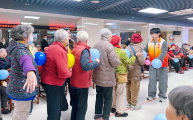 白发映春色丨岁月不败温柔，快乐永不退休！