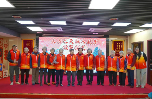 红袜传情,中外同心|国德长者志愿者总结会藏着跨洋暖意 红袜传情,中外同心|国德长者志愿者总结会藏着跨洋暖意