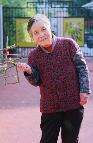 春归国德|一根树枝 + 几朵小花,拼出长辈的春日欢喜 春归国德|一根树枝 + 几朵小花,拼出长辈的春日欢喜