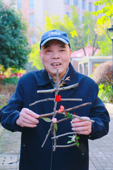 春归国德|一根树枝 + 几朵小花,拼出长辈的春日欢喜 春归国德|一根树枝 + 几朵小花,拼出长辈的春日欢喜